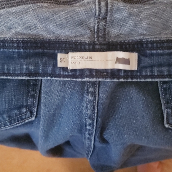 Levi Curvy - Picture 9 of 10